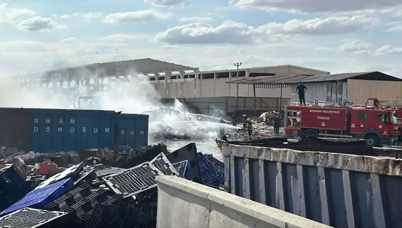 Aksaray'da Geri Dönüşüm Fabrikasında İnanılmaz Yangın, Hayatları Tehdit Etti