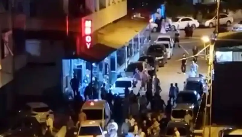 Düğün Çıkışı Ortalığı Karıştıran Kaza: Kalabalığın İçine Hızla Daldı!
